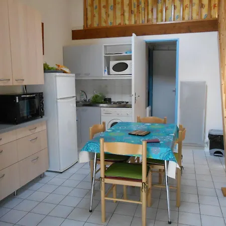 Hébergement de vacances Pavillon Avec Piscine Commune Et Jardin A 800m De La - Fr-1-336-72 *