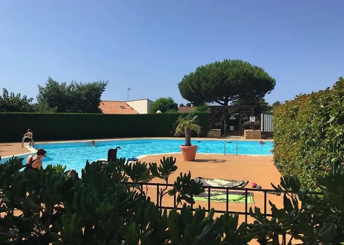 Pavillon Avec Piscine Commune Et Jardin A 800m De La - Fr-1-336-72 Hébergement de vacances *