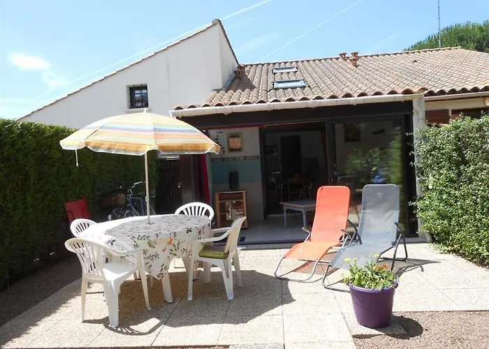 Pavillon Avec Piscine Commune Et Jardin A 800m De La - Fr-1-336-72 Hébergement de vacances